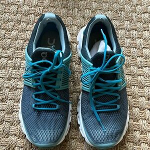 On Cloud Running Shoes Size 8.5